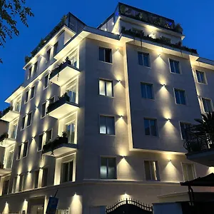 J Maluni Hotel